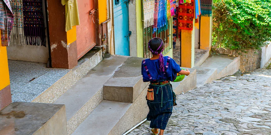 Maya-kvinde går på gade i Panajachel i Guatemala