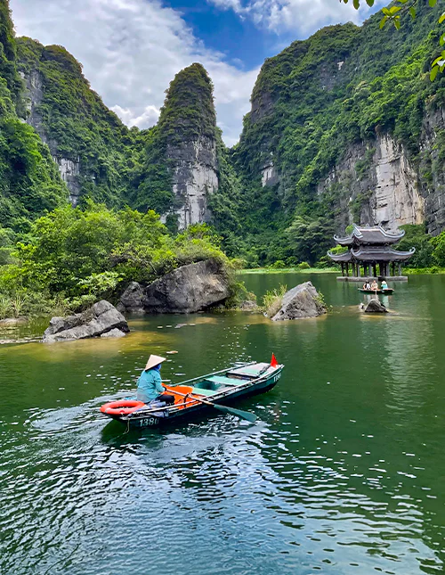 Sejltur ved Trang An i Ninh Binh, Vietnam