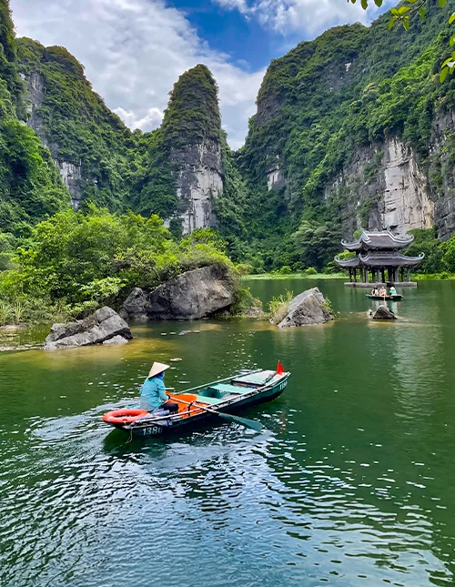 Sejltur ved Trang An i Ninh Binh, Vietnam