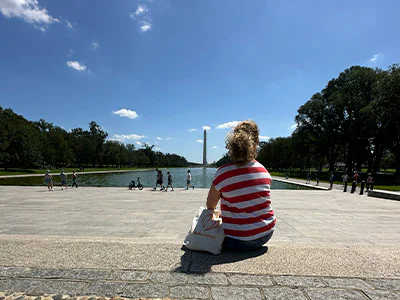 Bianca sidder foran Washington Monument i Washington