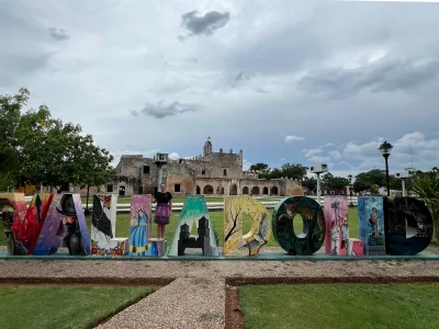 Chrismarie står foran et Valladolid-skilt i Mexico