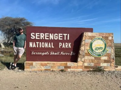 Liam ved indgangen til Serengeti