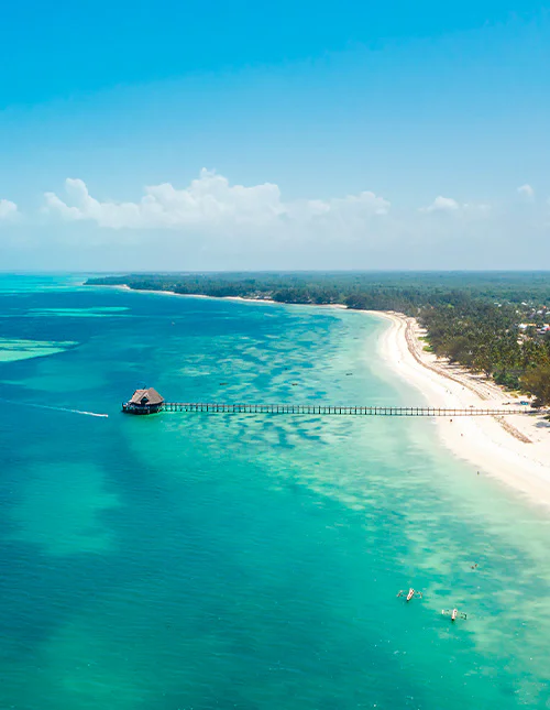 Luftfoto af Zanzibar omgivet af smukt, turkisblåt vand