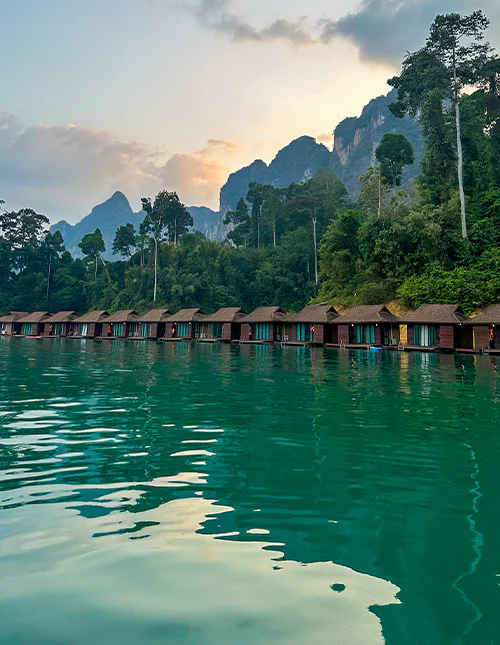 Flydende bungalows på smaragdgrøn sø i Thailand