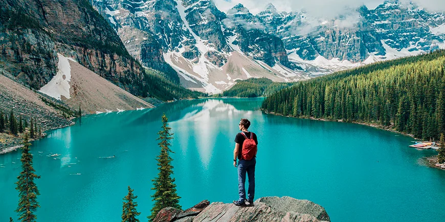 Mand nyder udsigten over Moraine Lake