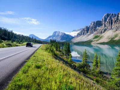 Bil kører på Icefield Parkway tæt på Banff