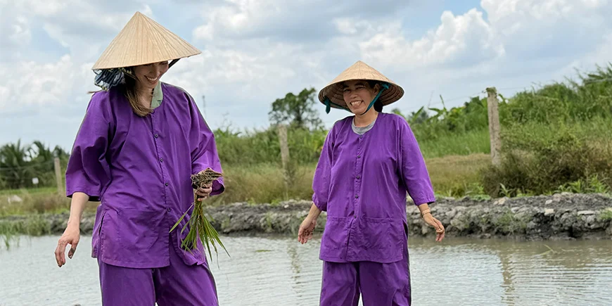 Iida fra TourCompass og vietnamesisk kvinde i vores sociale bæredygtighedsprojekt i Vinh Long