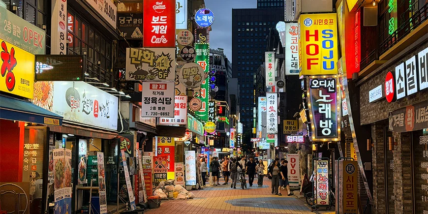 Neonskilte i Myeongdong i Seoul, Sydkorea