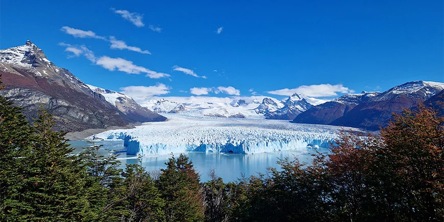 Blå himmel over Perito Moreno-gletsjeren i Los Glaciares Nationalpark i Argentina