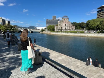 Kvinde kigger på Atomic Bomb-domen i Hiroshima i Japan