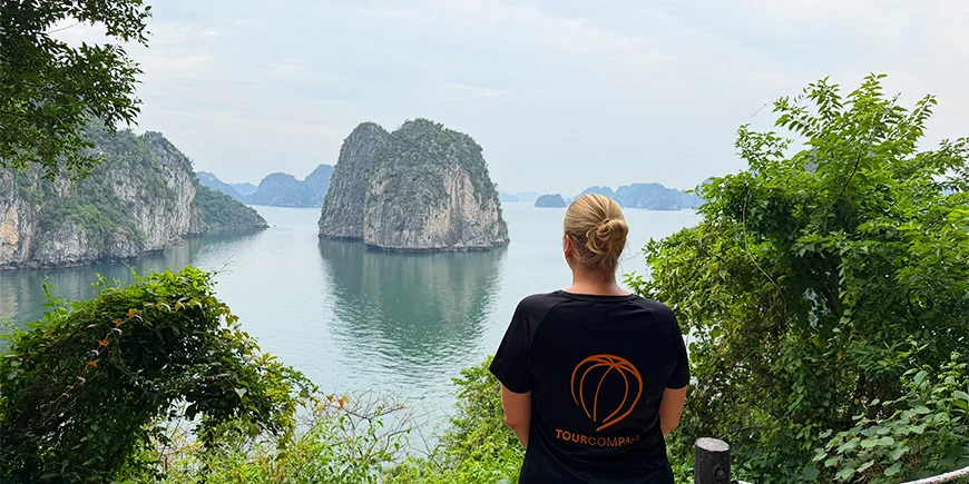 Michelle fra TourCompass kigger ud over Bai Tu Long-bugten i Vietnam
