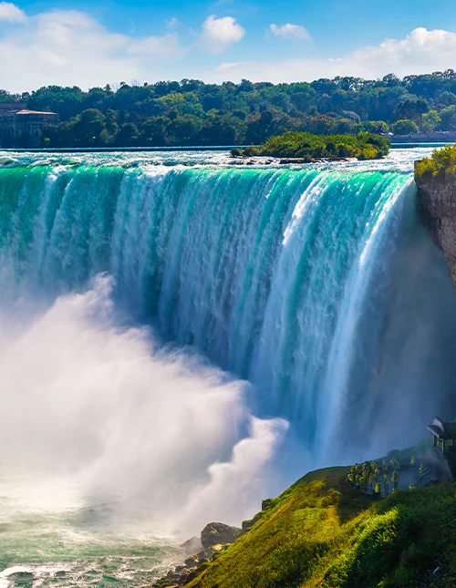 Canadisk sideudsigt af Niagara Falls, Horseshoe Falls på en solskinsdag i Niagara Falls, Ontario, Canada