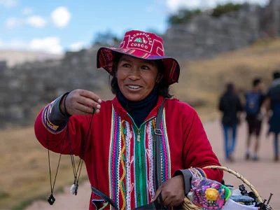 Lokal kvinde i Cusco i Peru, der sælger lokalproducerede smykker