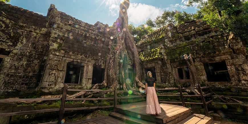 Kvinde udforsker Angkor Wat i Cambodia