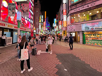 TourCompass-medarbejder udforsker område omkring Shibuya