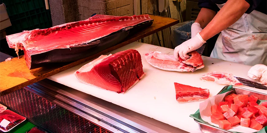 Der skæres tun ud på Tsukiji fiskemarked i Tokyo