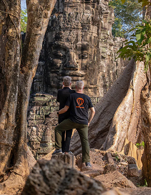 På opdagelse i tempelkomplekset Angkor Wat, Cambodia