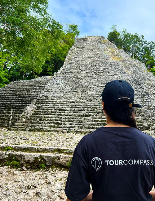 Person med Tourcompass-trøje står foran maya-ruin i Mexico