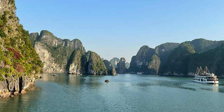 En solrig dag ved Ha Long-bugten i Vietnam