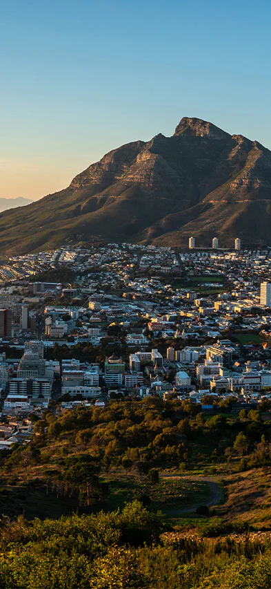 Cape Town set fra oven i solnedgangens skær