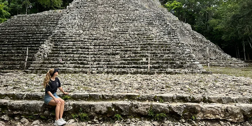 Nadia besøger nogle mayaruiner i Mexico