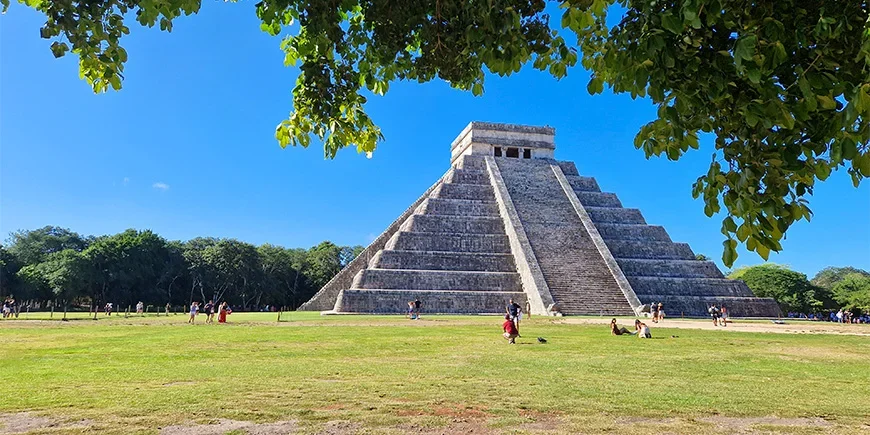 Solrig dag ved Chichén Itzá