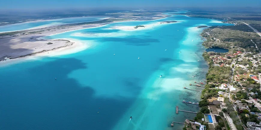 Lagunen med de syv farver i Bacalar i Mexico