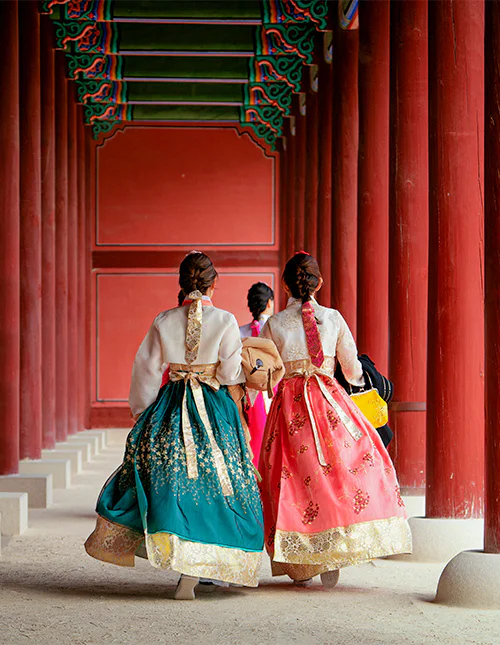 Piger i hanbok-kjoler i Seoul, Sydkorea