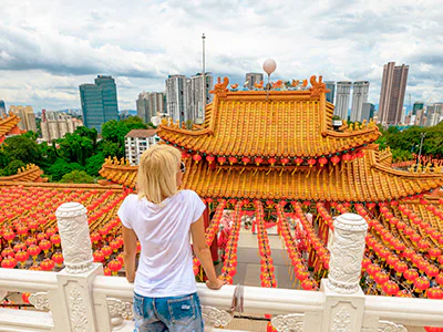 Kvinde kigger ud over Thean Hou-templet i Kuala Lumpur
