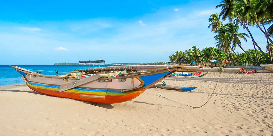 Både på stranden i Trincomalee