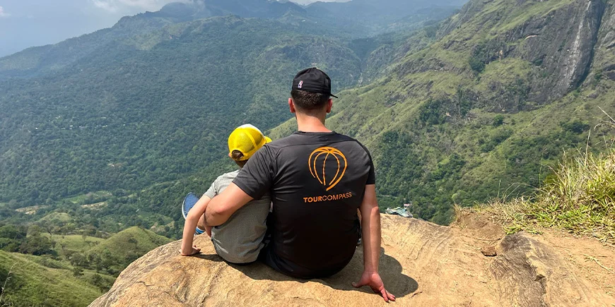 Far og søn på Little Adam's Peak i Sri Lanka