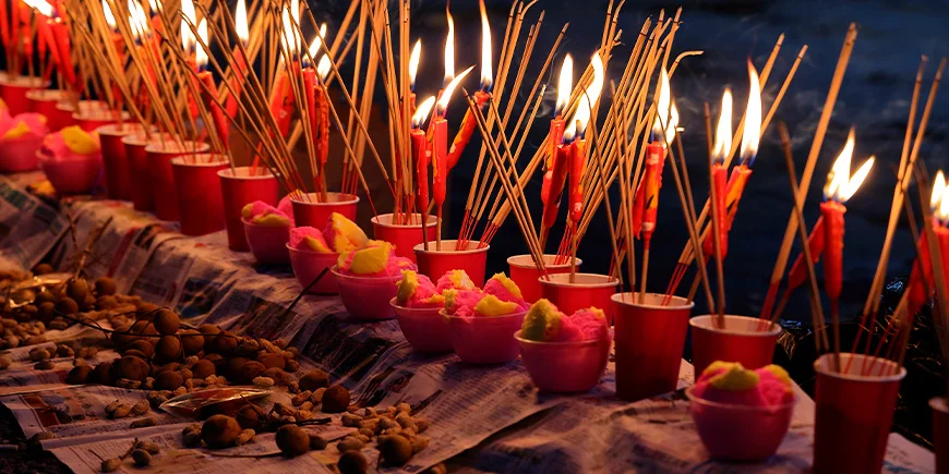 Røgelse og spøgelsespenge brændes af til Hungry Ghost Festival i Kina
