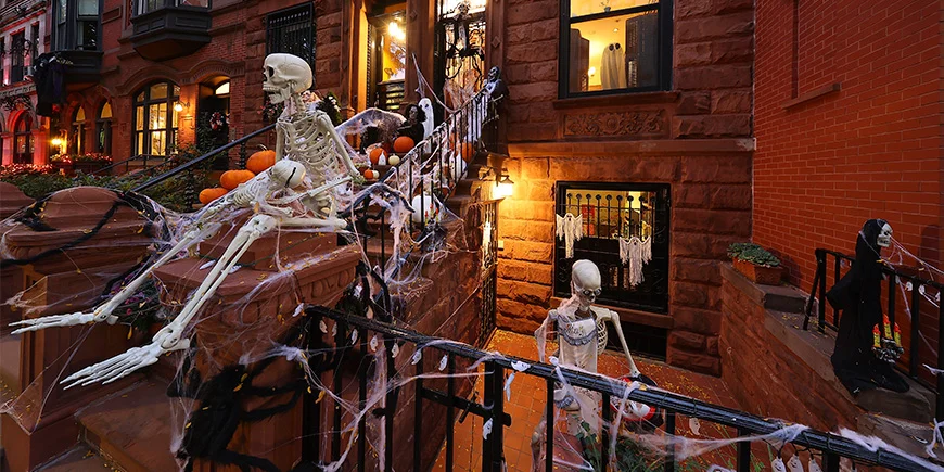 Hus udsmykket med skeletter til Halloween i New York