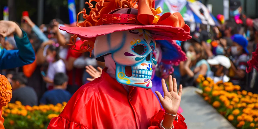 Udklædt person til parade på De Dødes Dag i Mexico