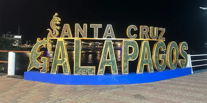 Santa Cruz-skilt på øen Santa Cruz på Galapagosøerne