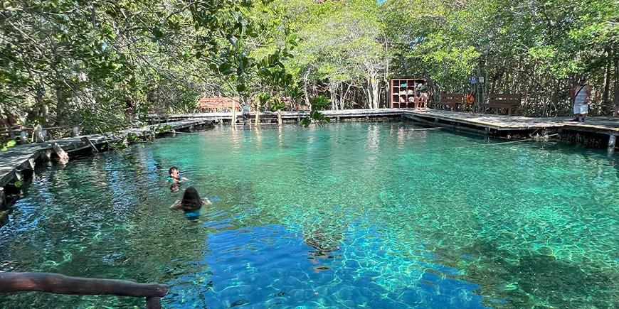Besøg ved smuk cenote i Mexico