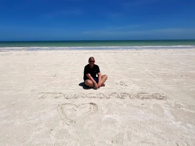 Tom sidder i sandet på Isla Holbox i Mexico