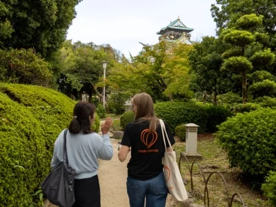 Japansk guide og TourCompass-medarbejder går tur i Osaka, Japan