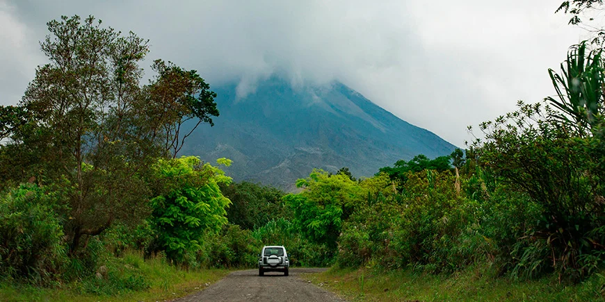 Bil kører mod Arenal-vulkanen i Costa Rica