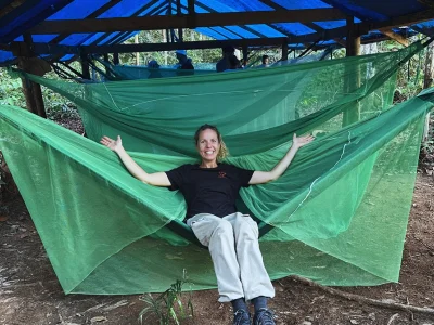 Jude sidder i en hængekøje i Amazonas' jungle