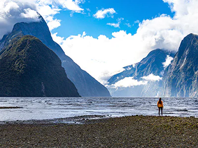 Kvinder kigger ud på Milford Sound