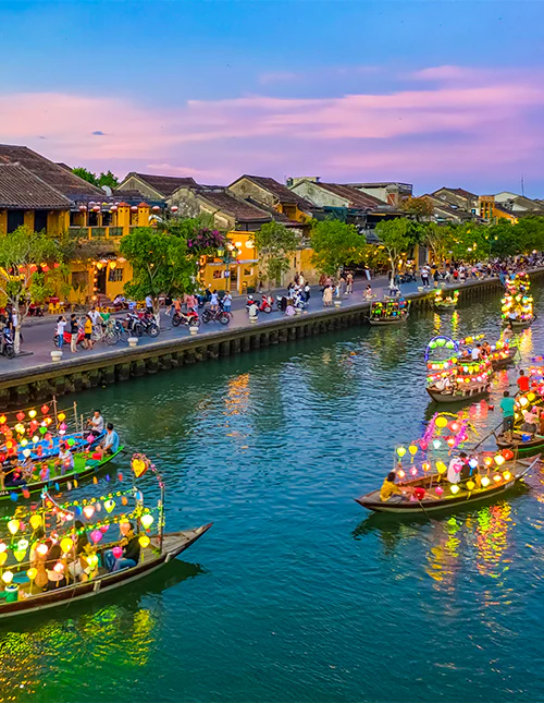 Både sejler på Hoi An i Vietnam