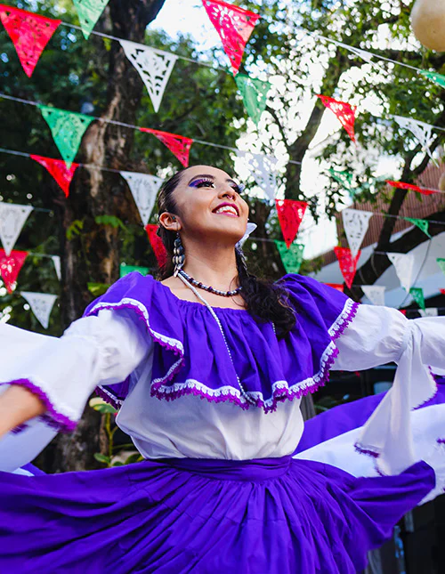 Kvinde i farverig mexicansk folkedragt