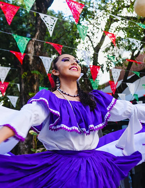 Kvinde i farverig mexicansk folkedragt