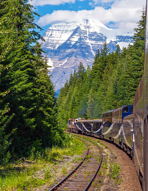 Toppen af Mount Robson om sommeren set fra Rocky Mountaineer-toget