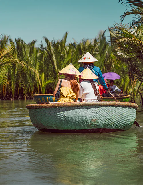 På sejltur i en traditionel rund bambusbåd i Hoi An, Vietnam