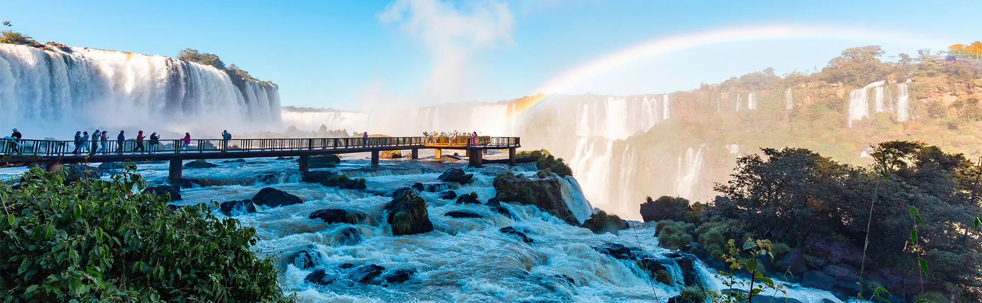 Gangbro på den argentinske side af Iguazú Falls