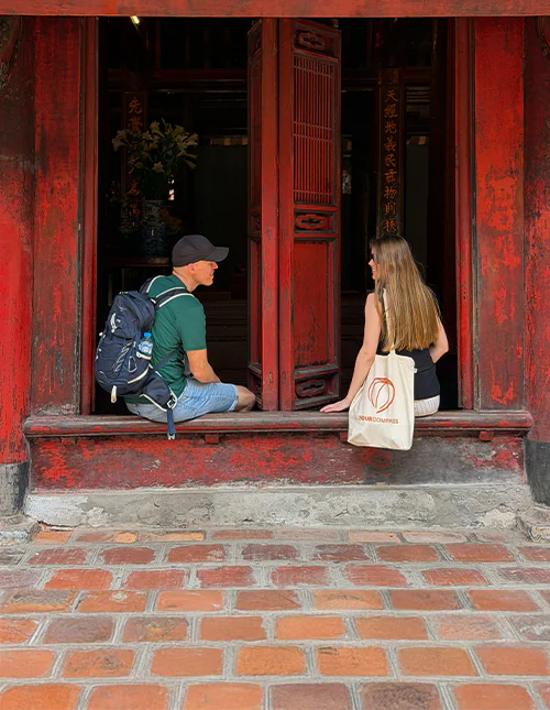 Mand og kvinde i Litteraturens Tempel i Hanoi, Vietnam