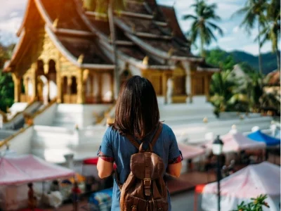 Kvinde betragter tempel i Luang Prabang i Laos
