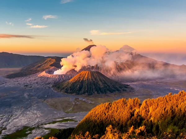 Solopgang over Mount Bromo på Java i Indonesien